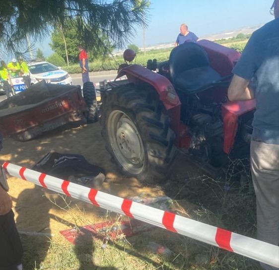 Denizli'de tahıl yüklü traktör sürüklendi!