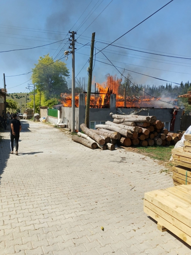 Bursa'da ev küle döndü
