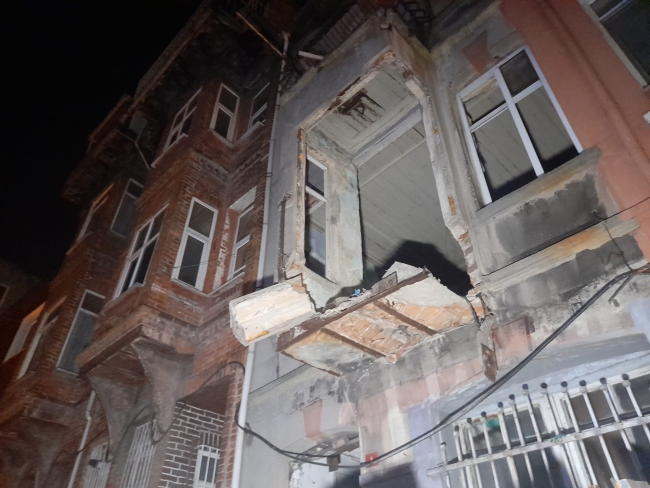 İstanbul'da 3 katlı metruk binada balkon çöktü