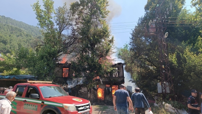 İki katlı ahşap evden geriye kül yığını kaldı