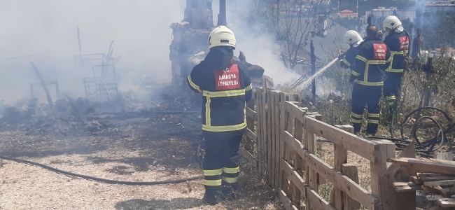 Amasya'da bağ evi alev alev yandı