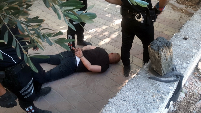 Ağabeyini yakalanınca tabancayla rastgele ateş açtı
