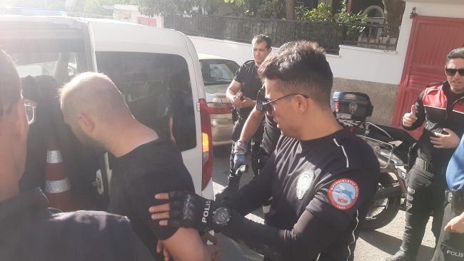 Ağabeyini yakalanınca tabancayla rastgele ateş açtı