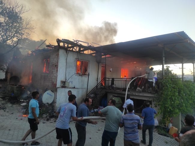 Yangından  eşyaları mahalleli kurtardı