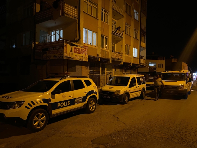 Yeni evlendiği eşini başından vurdu!