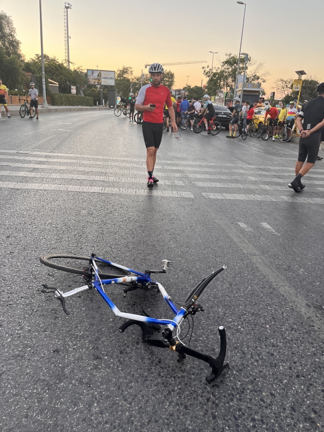 Lüks otomobilin çarptığı bisikletli hayatını kaybetti