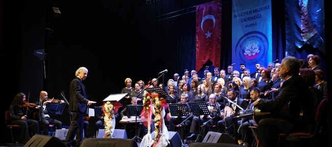 Emel Sayın şarkılarıyla mest ettiler