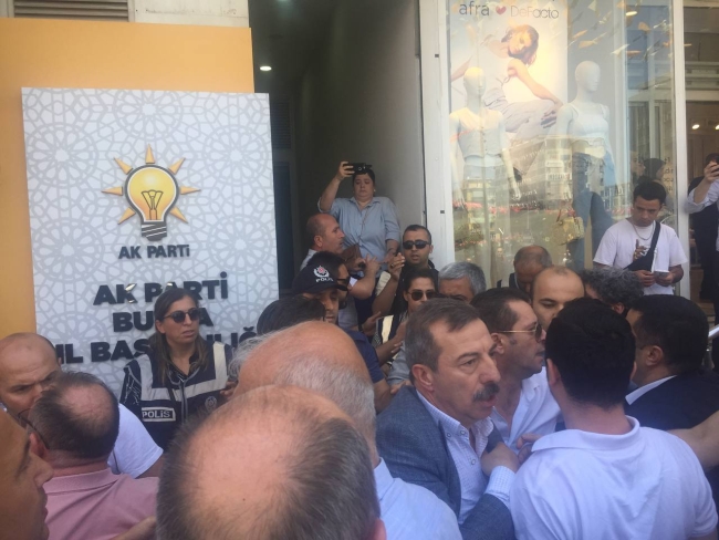 AK Parti Bursa önünde gergin anlar!