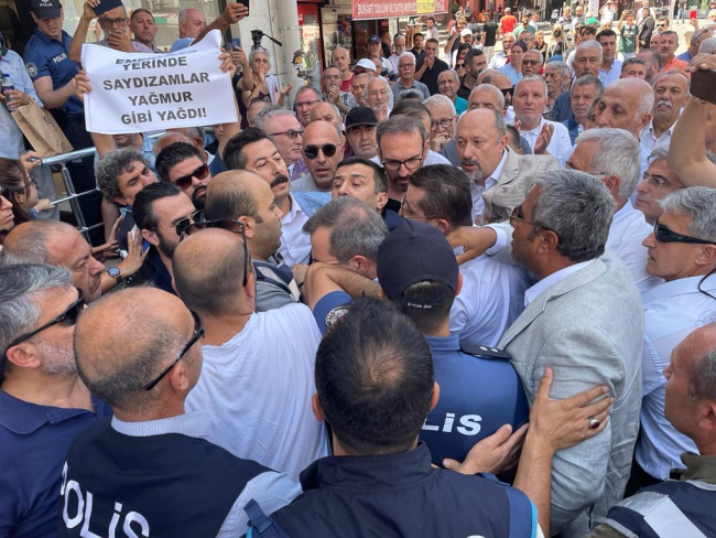 AK Parti Bursa önünde gergin anlar!
