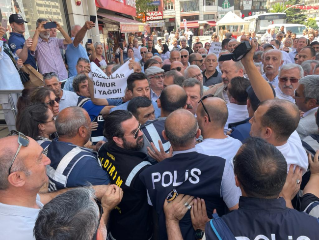 AK Parti Bursa önünde gergin anlar!