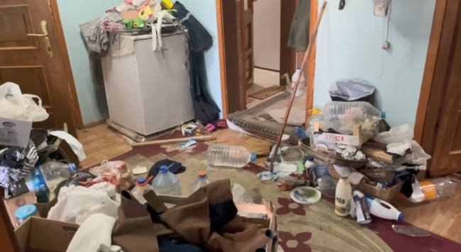 Bursa'da çöp eve çevirdiği binayı kamyonlarla boşalttılar