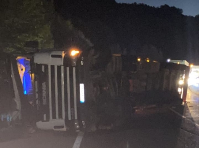 Bursa'da virajı alamayan TIR devrildi; 1 yaralı