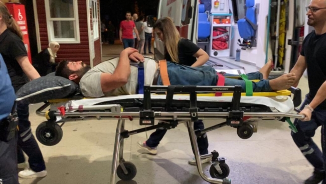 Bursa'da virajı alamayan TIR devrildi; 1 yaralı