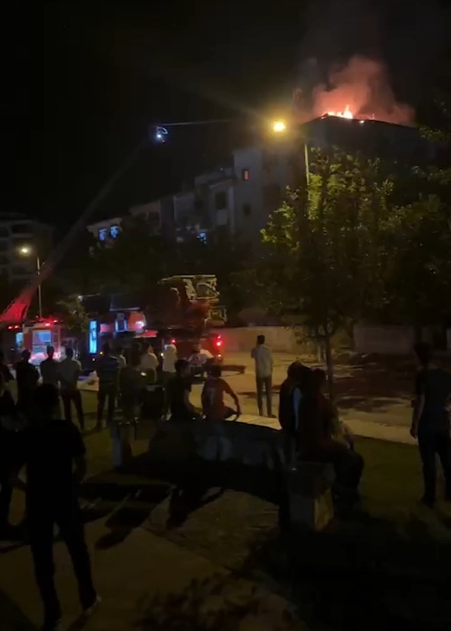 Elazığ’da ağır hasarlı binanın çatısında yangın