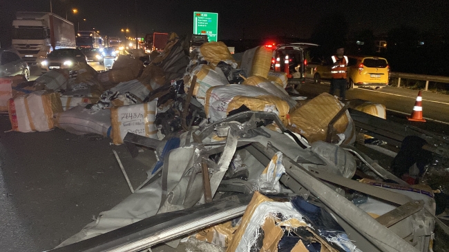 TIR'dan devrilen yüklere otomobil çarptı: 3 yaralı