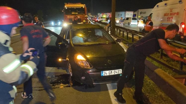 TIR'dan devrilen yüklere otomobil çarptı: 3 yaralı
