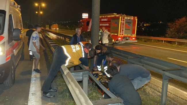 TIR'dan devrilen yüklere otomobil çarptı: 3 yaralı