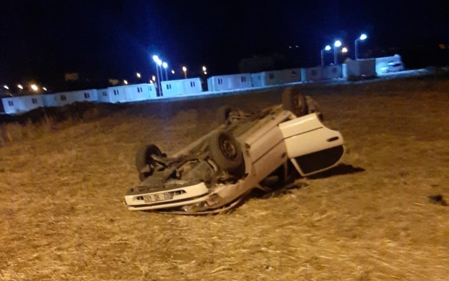 Virajı alamayan otomobil tarlaya devrildi