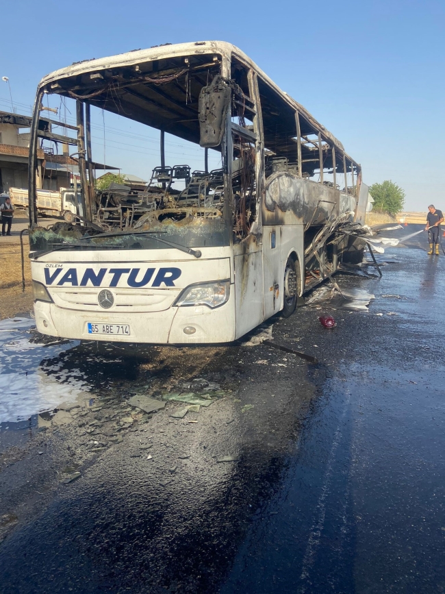 Yolcu otobüsü alevlere teslim oldu