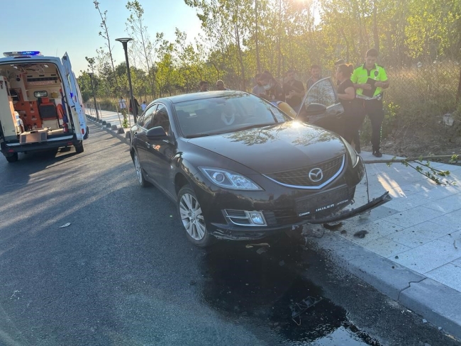 Kazada TIR otomobili karşı şeride attı!