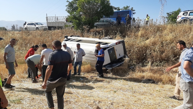 İşçileri taşıyan minibüs tarlaya uçtu!