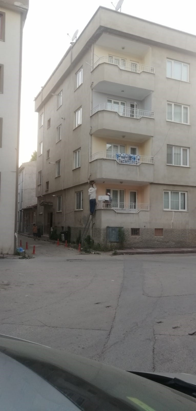 Bursa'da arılar apartmana oğul yaptı