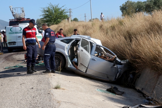 Tuğla yüklü TIR ile otomobil çarpıştı: 2 ölü