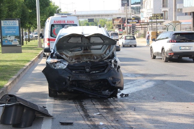 Kocaeli'de lüks otomobil ile hafif ticari araç çarpıştı