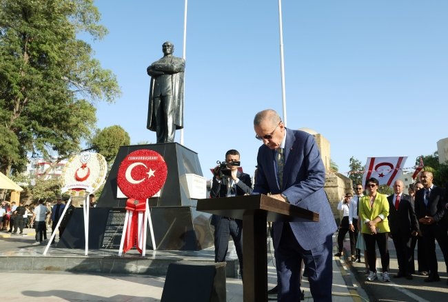 Cumhurbaşkanı Erdoğan, KKTC'de Atatürk Anıtı'na çelenk bıraktı