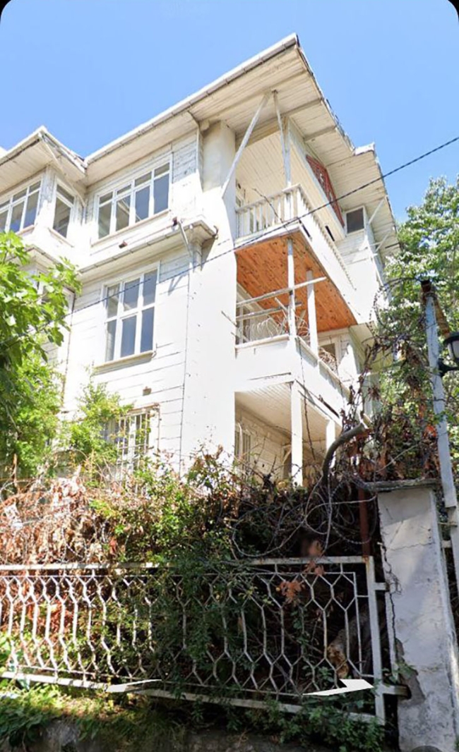 İstanbul'da ahşap köşk alev alev yandı