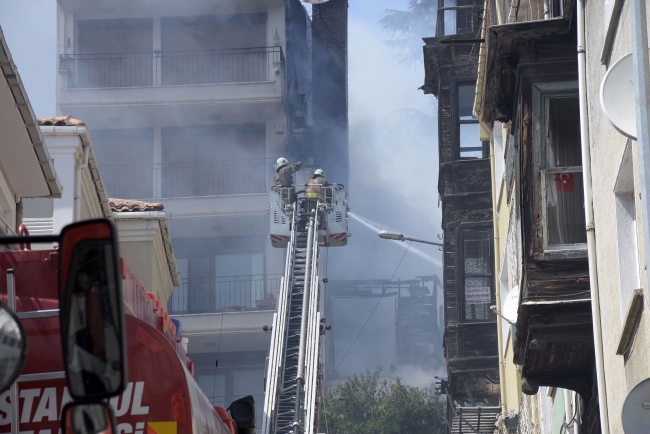İstanbul'da ahşap köşk alev alev yandı