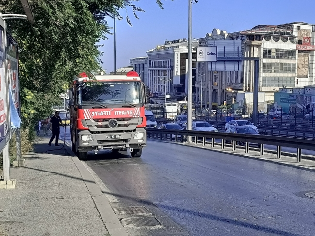 İstanbul'da ot yangını: Dumanlar E-5 Karayolu'nu kapladı