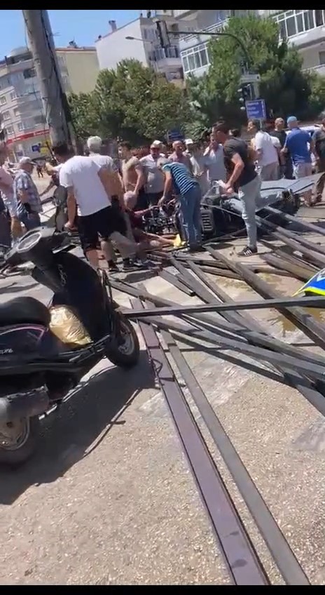 Bursa'da freni patlayan kamyon yaya ve araçları biçti