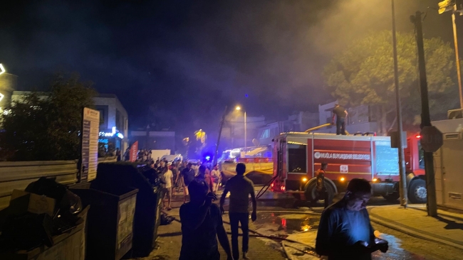 Muğla'da 2 araç alev topuna döndü