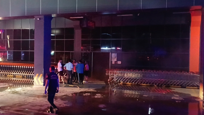 Kocaeli'nde toptan markette yangın