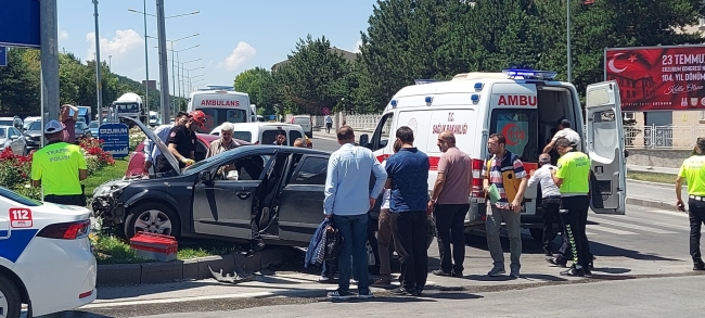 Erzurum'da otomobiller kafa kafaya çarpıştı!