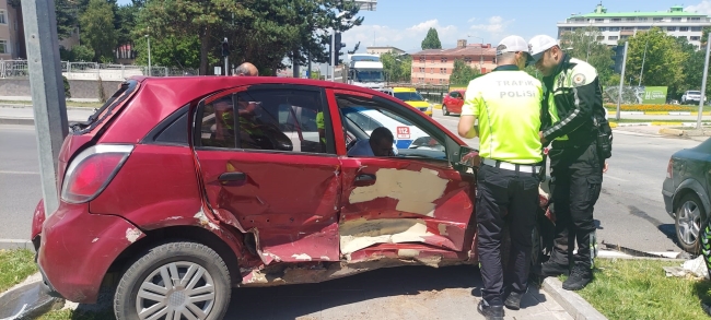 Erzurum'da otomobiller kafa kafaya çarpıştı!
