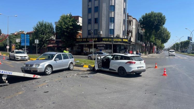 Sakarya'da kavşakta iki otomobil çarpıştı!
