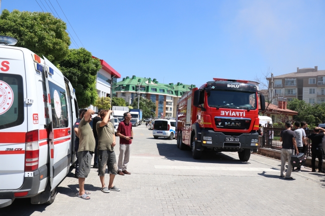 Bolu’da 5 katlı apartmanın çatısı alev alev yandı