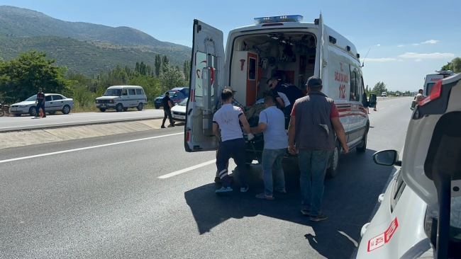 Afyonkarahisar'da işçileri taşıyan servis devrildi