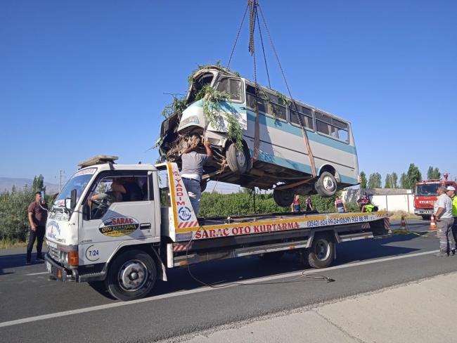 Afyonkarahisar'da işçi servisi devrildi!