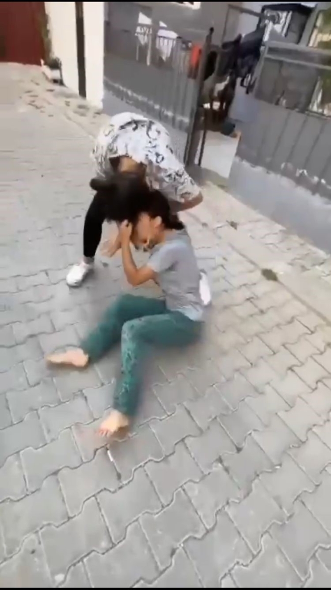 İzmir’de kızların kavgası kamerada