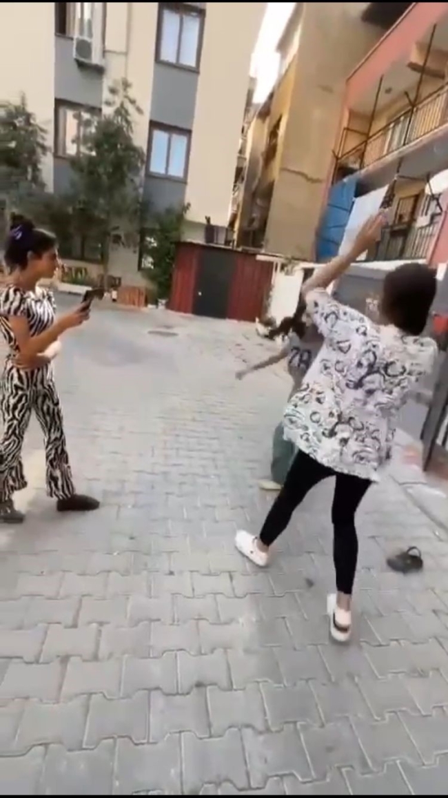 İzmir’de kızların kavgası kamerada