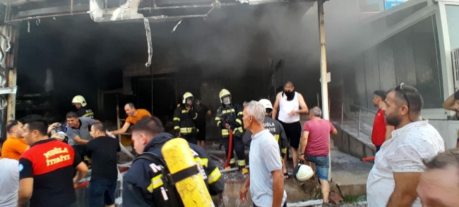 Muğla'da çıkan yangında 3 iş yeri zarar gördü