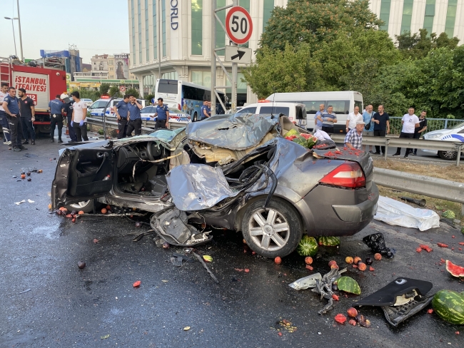 Otomobil, meyve yüklü kamyonete çarptı! 2 ölü