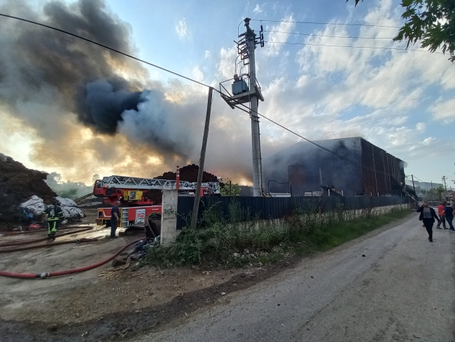Geri dönüşüm fabrikası alev topuna döndü