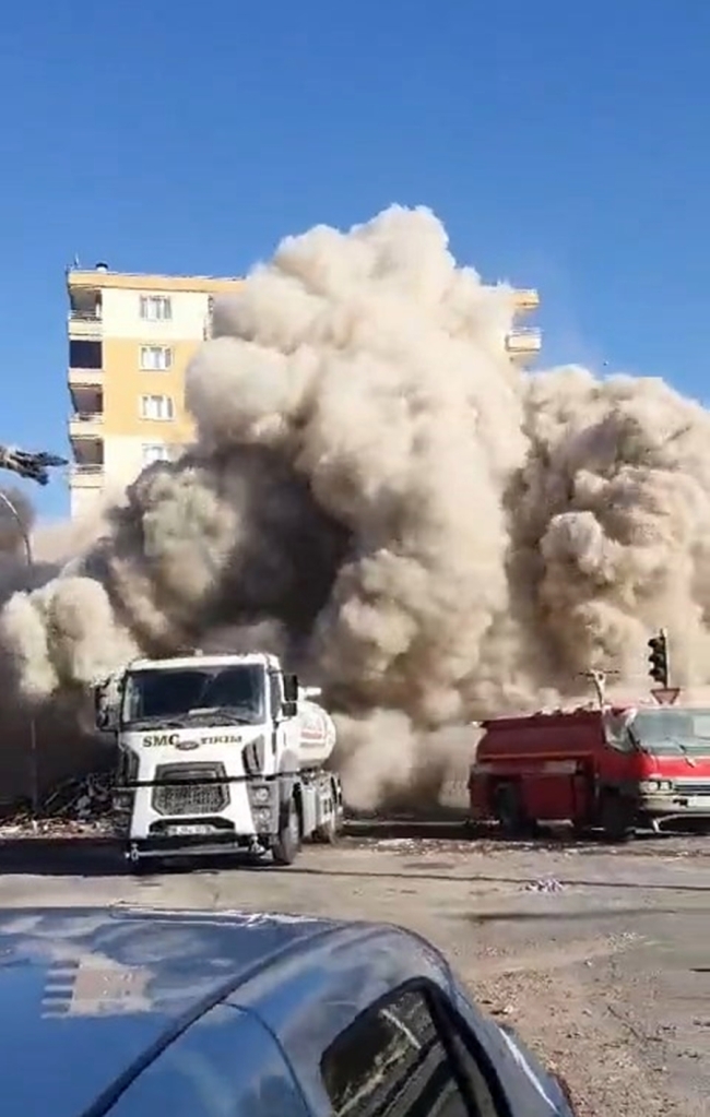 Diyarbakır'da 6 katlı bina yıkım sırasında çöktü