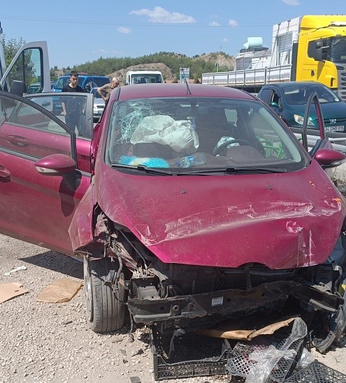 Kastamonu'da otomobil bariyerlere çarptı: 2 yaralı