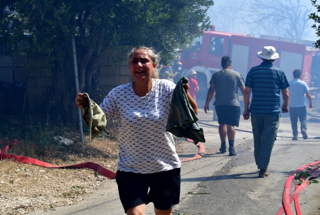 Rodos’taki turistler sahillerde yardım bekliyor