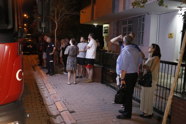 Adana’da apartman dairesinde yangın paniği